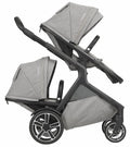 Carrinho Nuna Demi Grow configurado como carrinho duplo (twin), com dois assentos virados para a frente, em cor escura.