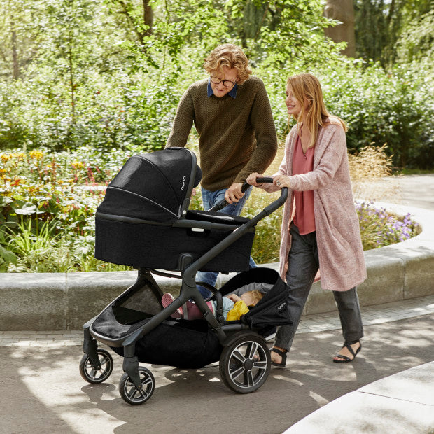 O carrinho Nuna Demi Grow em modo mono, com o assento principal e a suspensão dupla visíveis, pronto para conversão.
