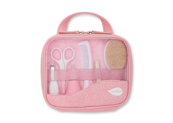 Conjunto completo de higiene para unhas de bebé Nuvita, incluindo escova, pente, tesoura, corta-unhas, limas e aspirador nasal, num saco prático.