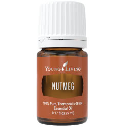 Frasco de óleo essencial Young Living Nutmeg de 5ml com tampa branca sobre fundo branco.