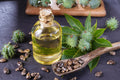 Frasco de vidro âmbar de 125ml de Óleo de Rícino Gotu (Ricinus communis), produto vegetal, em fundo branco, destaque da embalagem principal.