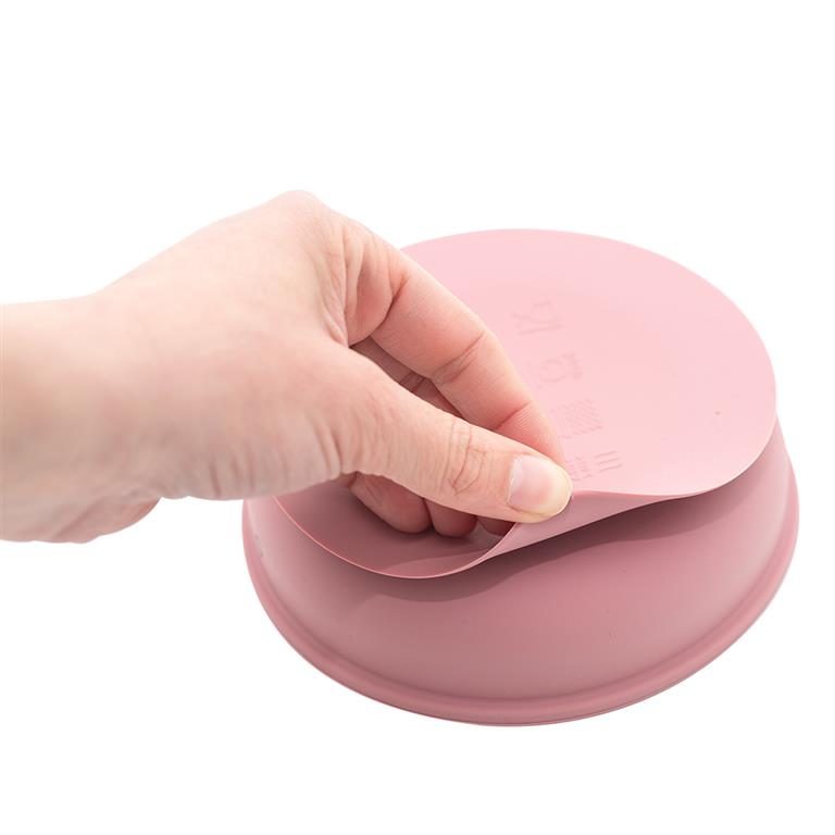 O babete de silicone azul-claro com um prático coletor frontal para apanhar restos de comida, mantendo o bebé limpo.