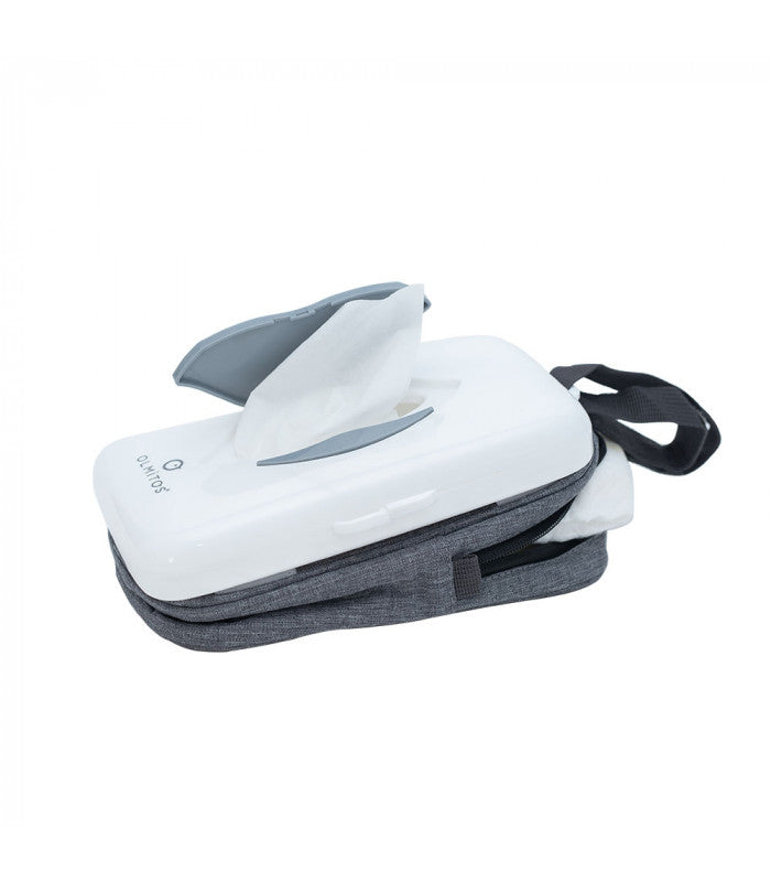 Detalhe do dispensador de toalhitas do estojo Olmitos, com a tampa de silicone a manter a humidade.