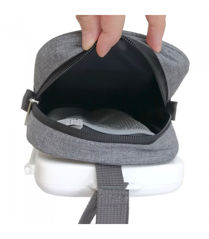 O estojo Olmitos separado em duas partes (bolsa de fraldas e dispensador de toalhitas) unidas por velcro.