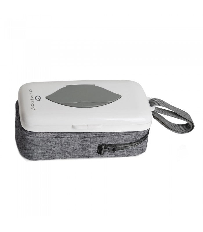 Estojo Olmitos 2 em 1 aberto, mostrando o compartimento para fraldas e o dispensador de toalhitas em uso.