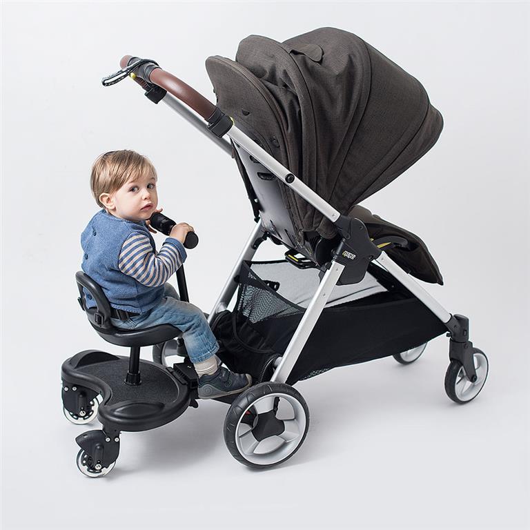 Detalhe do assento removível do patim Olmitos, com a criança sentada confortavelmente, ideal para +24 meses.