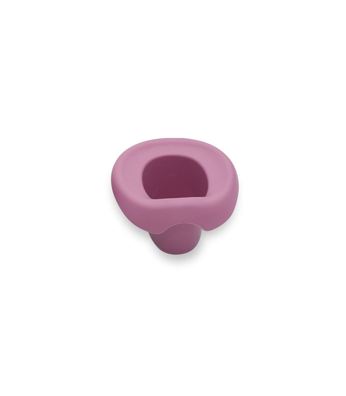 Criança pequena sentada no pote sanita anatómico Olmitos, demonstrando conforto e a altura adequada para o treino.