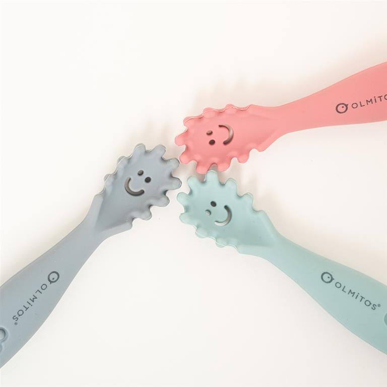 Detalhe da ponta flexível e texturizada de uma pré colher Olmitos, ideal para massajar gengivas sensíveis durante a dentição.