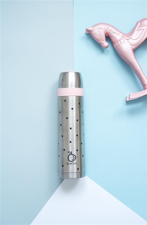 Termo Olmitos 500ml em aço inoxidável, cor cinza/prateado, visto de lado, destacando o design ergonómico.