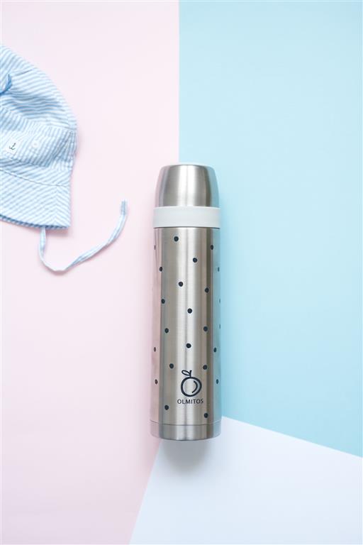 O termo Olmitos 500ml ao lado de uma chávena, ilustrando a capacidade de servir bebidas quentes ou frias.