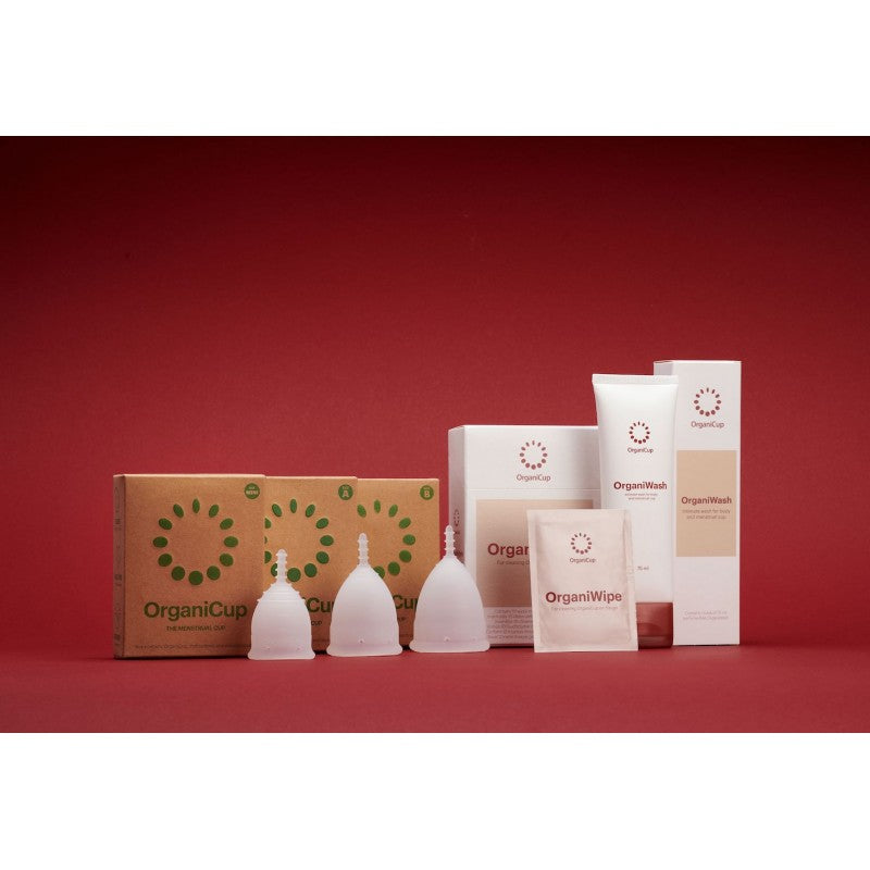 Conjunto de produtos OrganiCup incluindo copos, toalhitas e produto de limpeza.