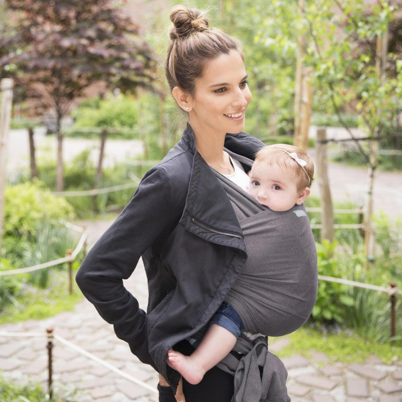 Mae com bebe num pano Moby Classic num jardim