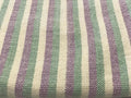 Pano de tecido BabyGrude T6 com padrão de riscas em tons de rosa e verde dobrado.