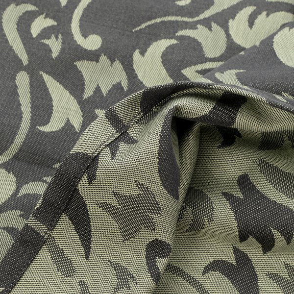 Pano tecido Fidella T6 Wolf Green dobrado dentro da respetiva bolsa de transporte com o mesmo padrão.