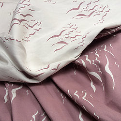 Pano tecido Mamagoló T6 Seagulls Dusk till dawn com padrão de gaivotas brancas sobre fundo rosa suave.