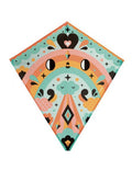 Papagaio em tecido Djeco Kawaii colorido com tiras longas a voar no céu azul.