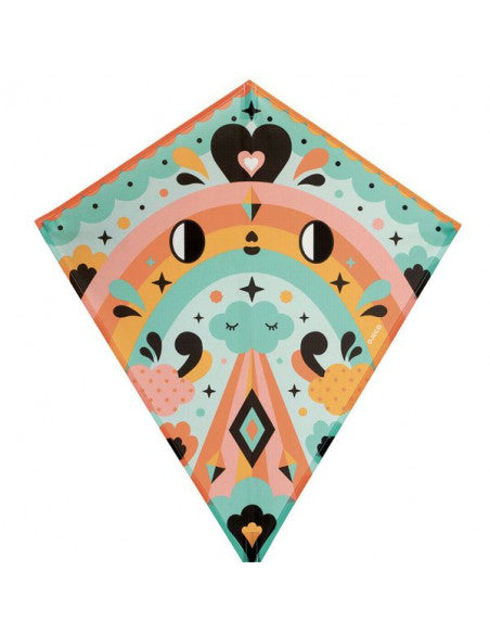 Papagaio em tecido Djeco Kawaii colorido com tiras longas a voar no céu azul.
