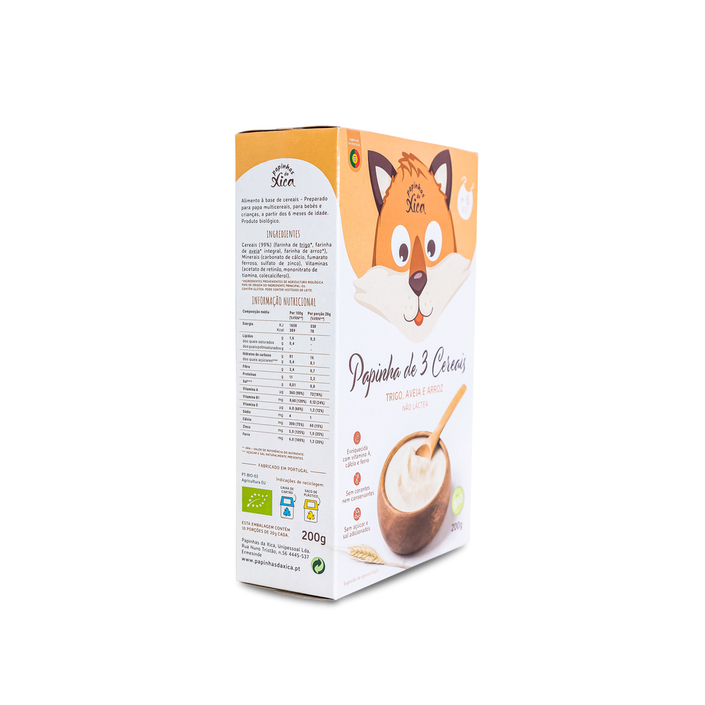 Vista lateral da embalagem da Papinha de 3 Cereais da Xica, mostrando ingredientes, informação nutricional e a imagem de uma papa com colher de pau.