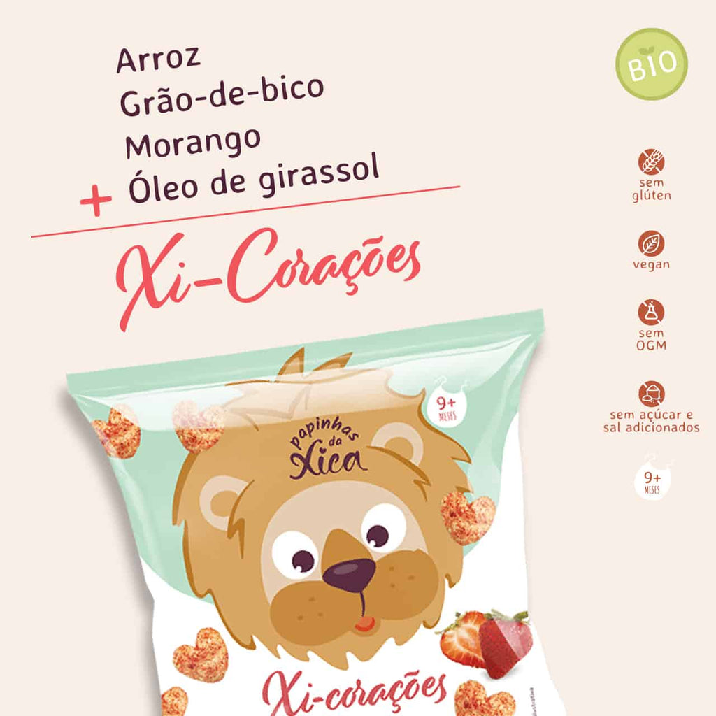 Embalagem dos snacks Xi-Corações da Papinhas da Xica, com ilustração de um leão, destacando ingredientes (Arroz, Grão-de-bico, Morango) e selos BIO, vegan e sem glúten.