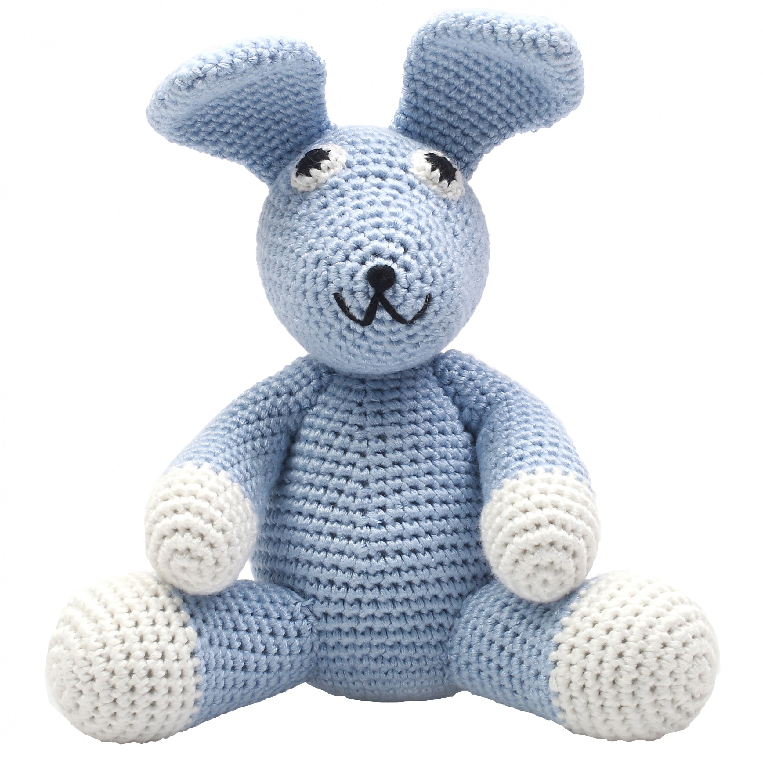 Peluche de coelho artesanal em tons de azul claro e branco, feito em crochet, sentado e com expressão amigável.