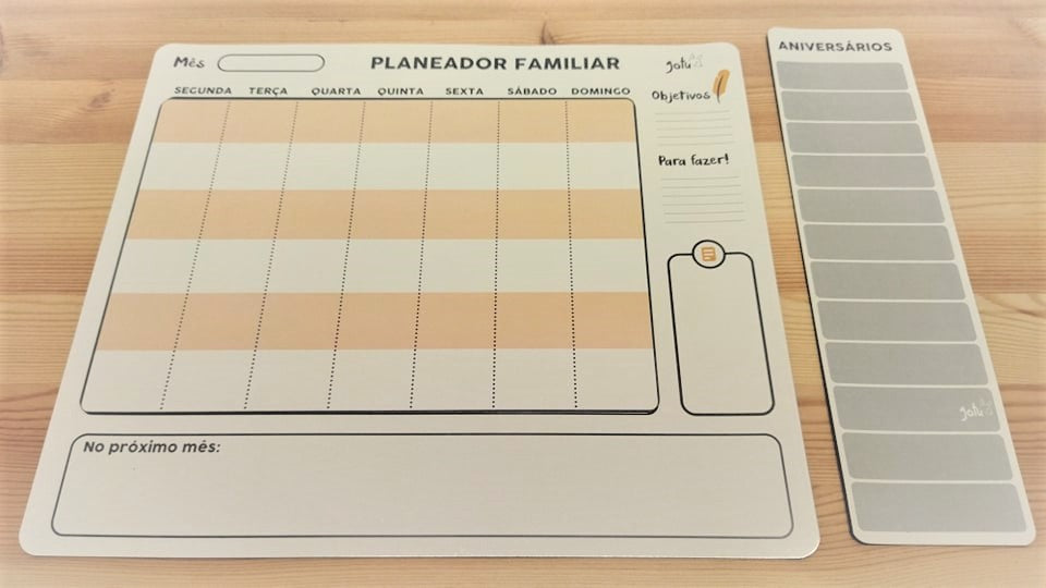 Detalhe do planeador Gotu mostrando a secção semanal com espaço para anotações e marcadores coloridos.