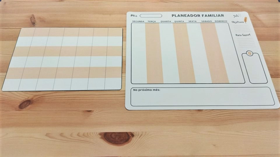 O planeador mensal e semanal Gotu de 34x29 cm, visto de perto, destacando a superfície lisa e reutilizável para escrita.