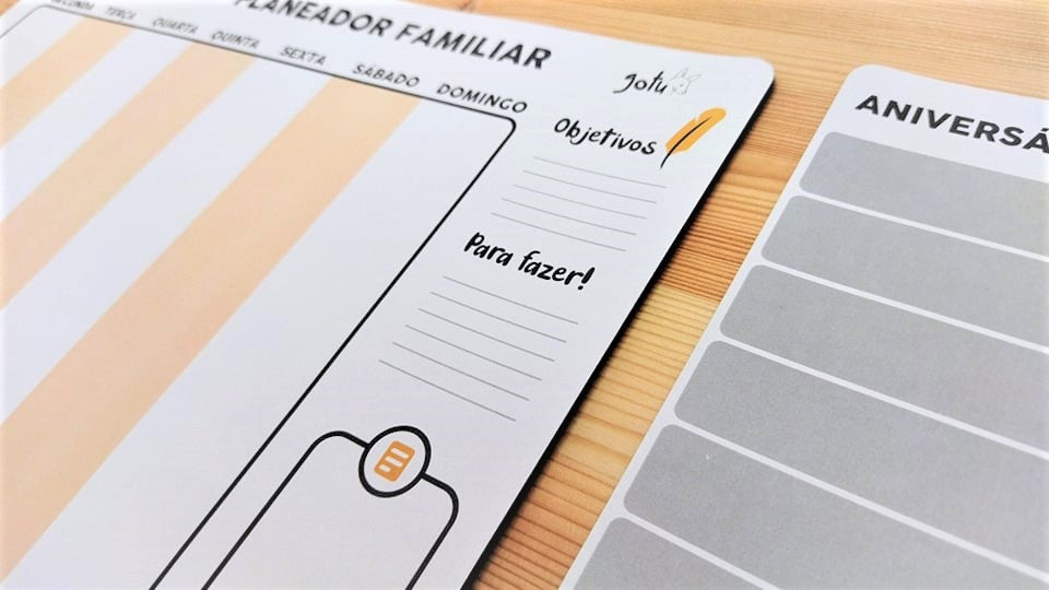 Planeador mensal e semanal magnético Gotu colado num frigorífico branco, preenchido com compromissos a marcador.