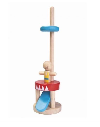 Brinquedo de madeira acrobata saltitão da PlanToys, mostrando o boneco a saltar numa plataforma circular com rampa e barra de ação.