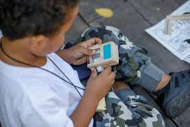 Leitor de impressões digitais e cartão de identificação de madeira do Conjunto Agente Secreto, focados na investigação.