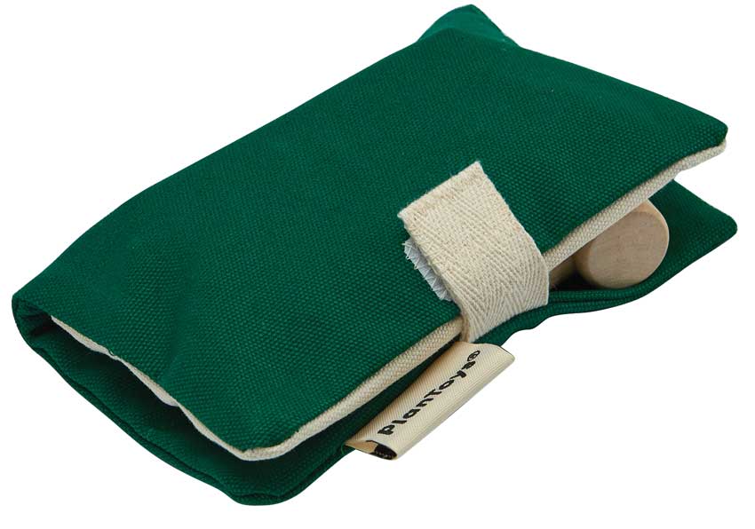 Criança a brincar com o kit cirurgião, simulando um exame médico no coração de madeira com som.