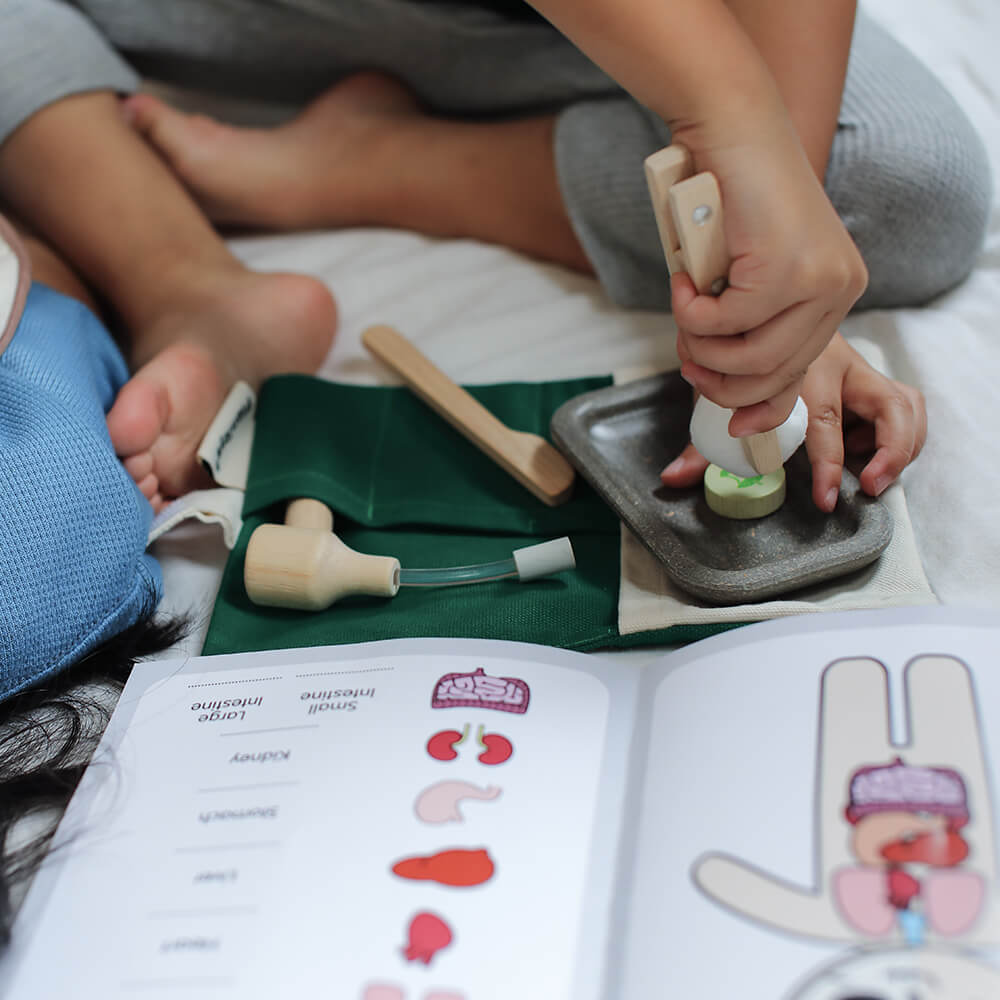 Ferramentas médicas de madeira do kit cirurgião: pinça, tesoura, seringa e estetoscópio.