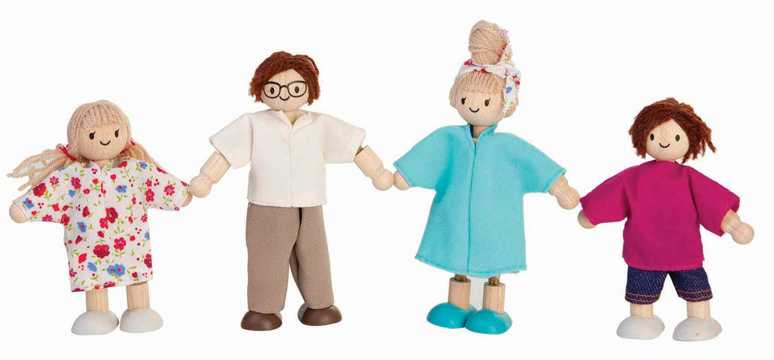 Família de bonecos PlanToys composta por pai, mãe, filho e filha, de madeira com roupas coloridas e membros maleáveis, perfeita para brincadeiras de faz de conta.
