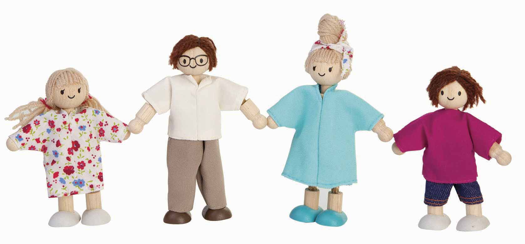 Família de bonecos PlanToys composta por pai, mãe, filho e filha, de madeira com roupas coloridas e membros maleáveis, perfeita para brincadeiras de faz de conta.