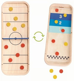 Plantoys Shuffleboard 2-em-1: imagem mostrando os dois lados do tabuleiro de jogo de madeira, com peças coloridas e design divertido.