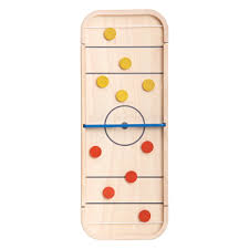 Plantoys Shuffleboard: vista frontal do lado do jogo de hóquei, mostrando as peças e o bastão de madeira.