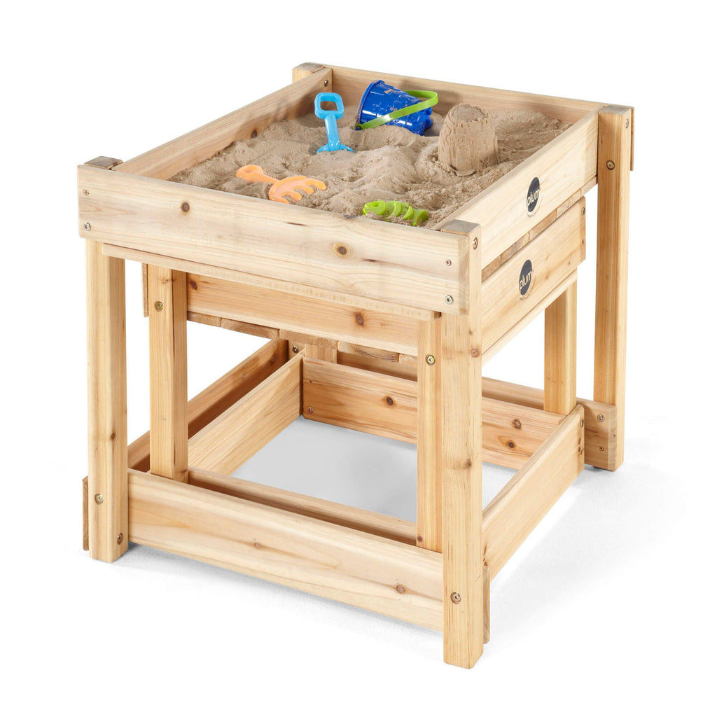 Vista aproximada de uma mesa Plum preenchida com água e brinquedos, estimulando a imaginação infantil.