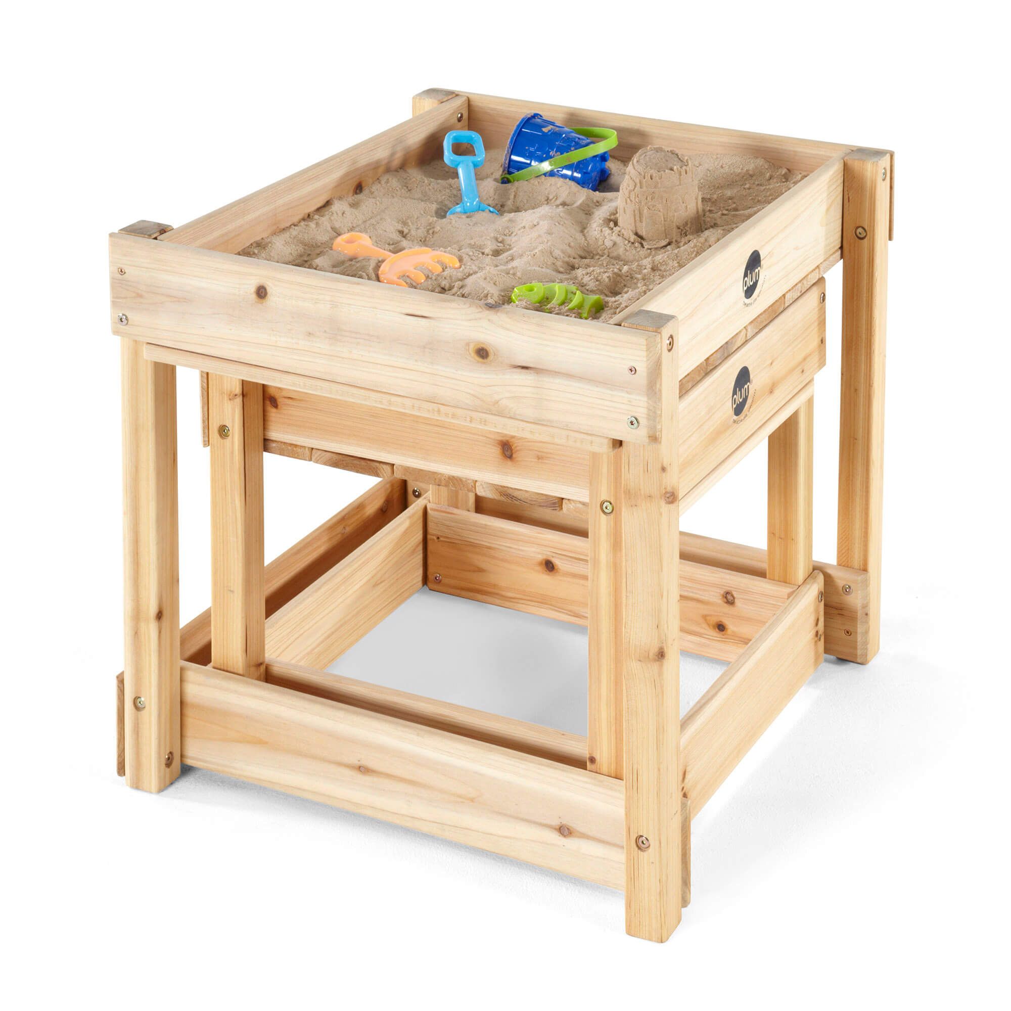 Vista aproximada de uma mesa Plum preenchida com água e brinquedos, estimulando a imaginação infantil.