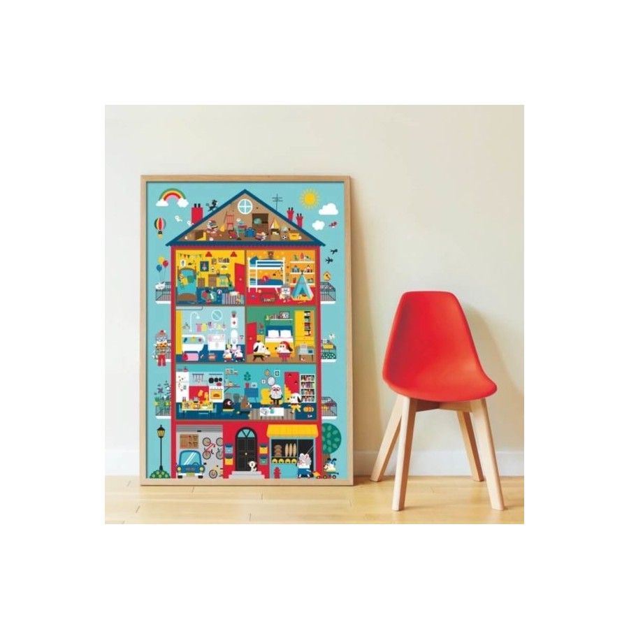 Poster Poppik "A Casa" totalmente montado, desdobrado e pendurado numa parede clara, exibindo a ilustração detalhada da casa.
