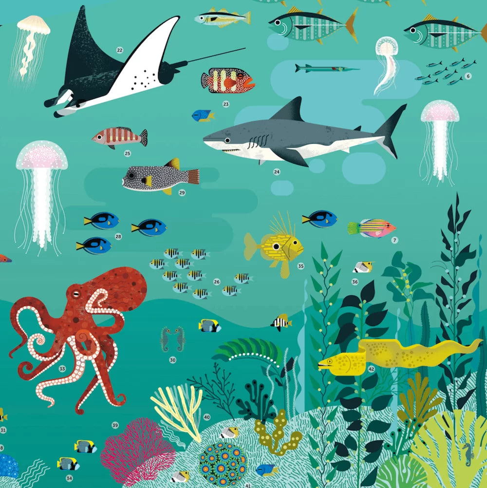 Poster gigante Poppik Oceanos montado, mostrando golfinhos, baleias e tubarões coloridos, ideal para decoração infantil.
