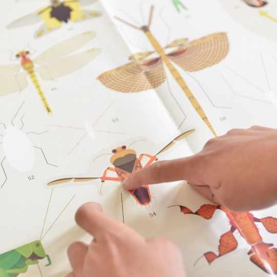Detalhe do pôster Poppik com autocolantes de insetos coloridos (joaninha, abelha, borboleta) já aplicados sobre os números correspondentes.