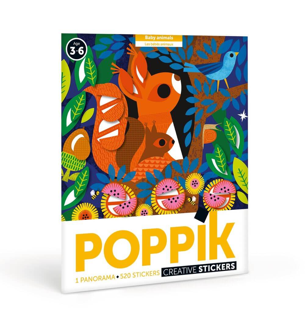 Criança a colar autocolantes de animais num grande poster panorâmico Poppik, mostrando o resultado final de um cenário vibrante.