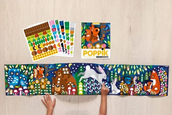 Detalhe do poster Poppik com autocolantes de animais selvagens coloridos já aplicados, destacando a qualidade da impressão e o tema.