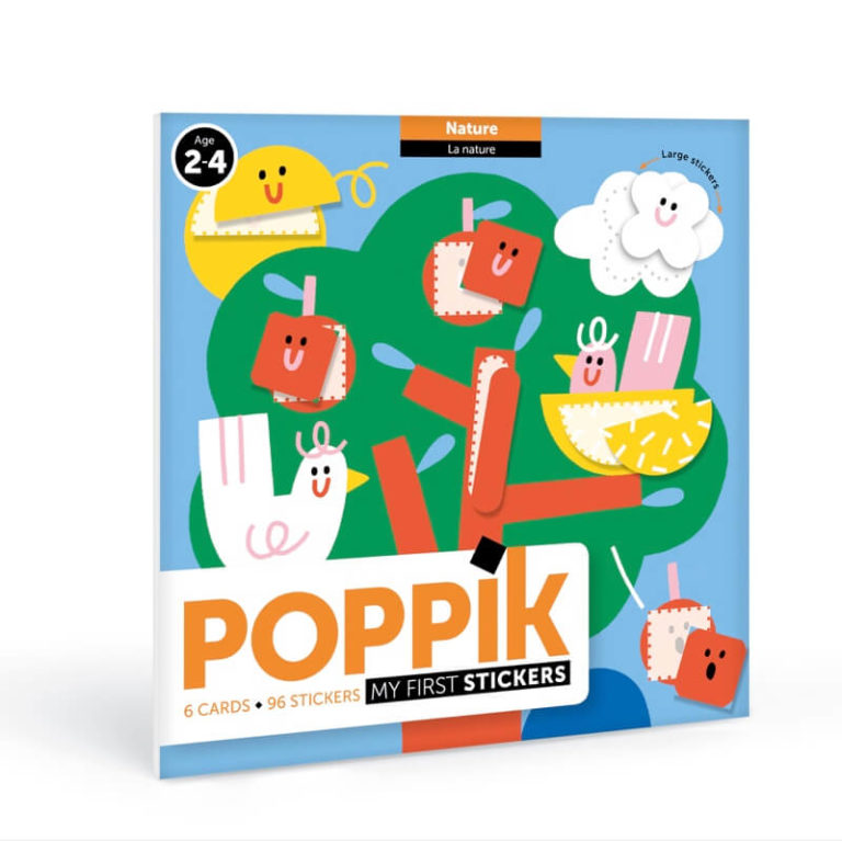 Criança pequena a interagir com os autocolantes Poppik POPBABY, aplicando-os num dos painéis, desenvolvendo a motricidade fina.