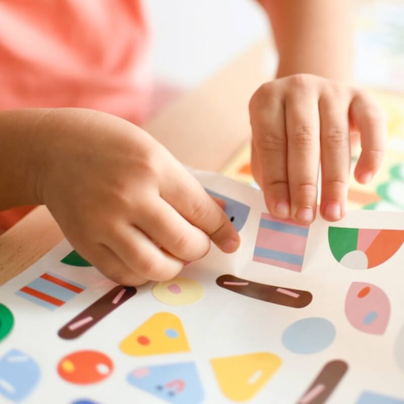 Detalhe do interior do kit Poppik POPBABY mostrando os 6 painéis de decoração (18x18 cm) com cenários temáticos para bebés.