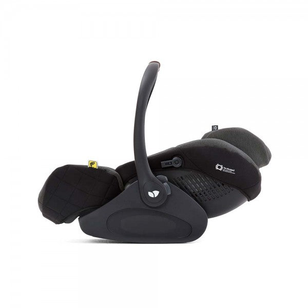 Base ISOFIX da cadeira auto, com a barra de apoio destacada e inclinada.