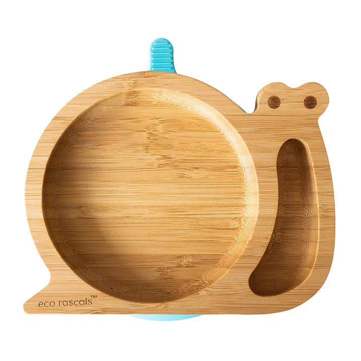 Prato de bambu em formato de caracol com base de sucção azul vista de cima.