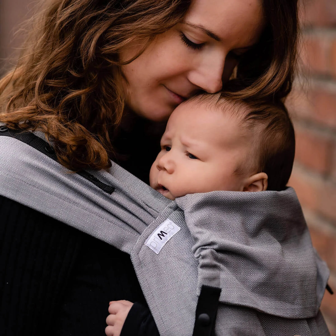 Mochila Hoppediz Ajustável BabySize Primeo Kos em cinza, vista de frente, com alças ajustáveis e fivelas para fechamento seguro.