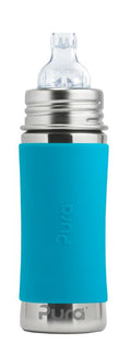 A garrafa Pura de aço inoxidável 325ml com tampa de palhinha, ideal para crianças mais velhas, em ambiente exterior.