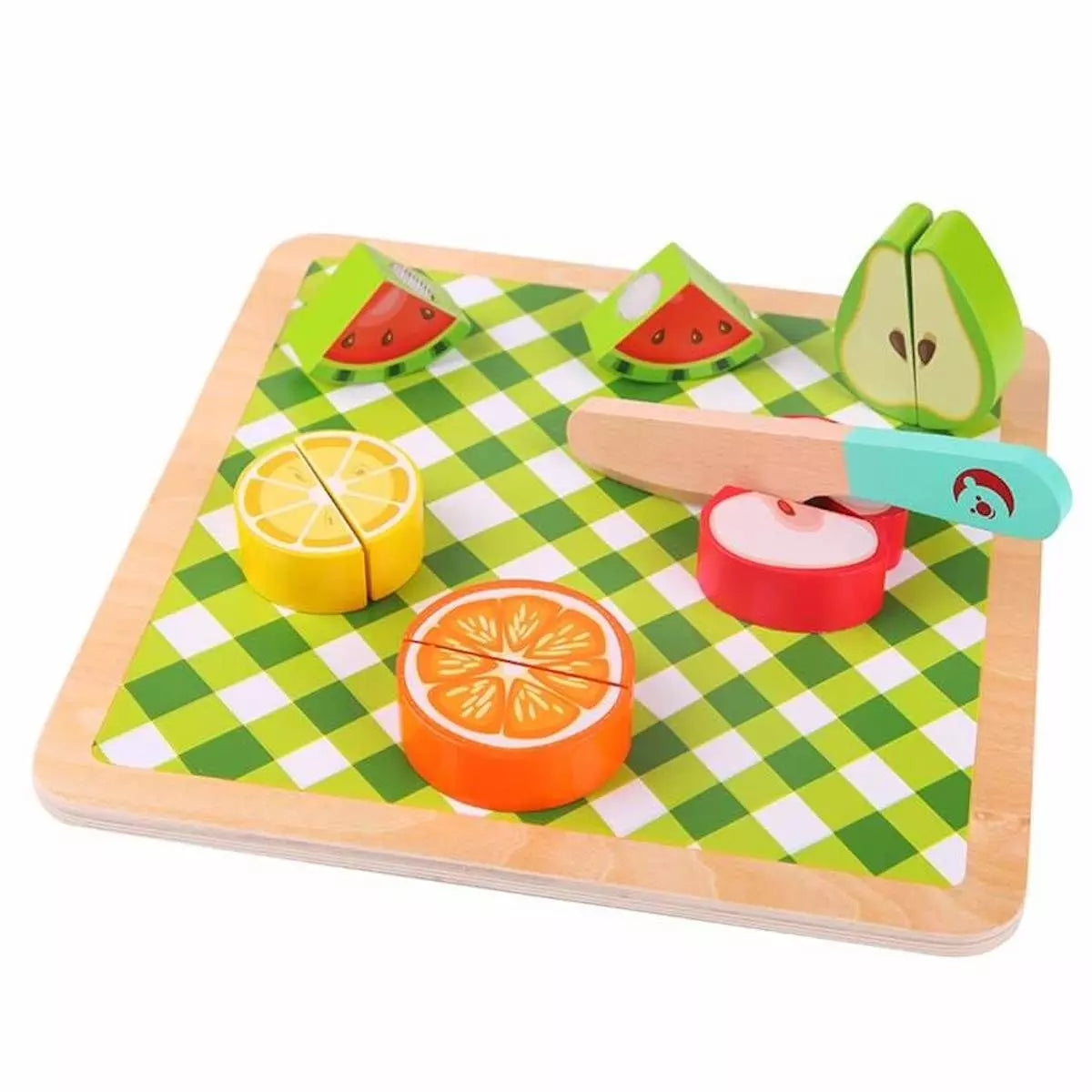 Peças do Classic World Puzzle de Cortar dispostas sobre a tábua de corte com padrão de xadrez verde, incluindo limão, laranja, melancia e pera.