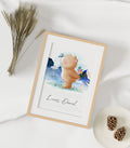 Exemplo de quadro personalizado "Animais" com ilustração de um leão sorridente, opção moldura madeira, ideal para decoração de quarto infantil.